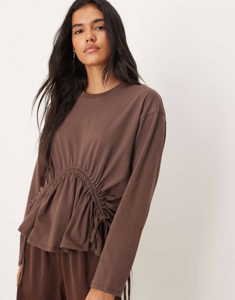 ASOS DESIGN - Langärmliges Oversize-Oberteil in Schokobraun mit gerafftem Tunnelzugdetail-Grün von ASOS DESIGN