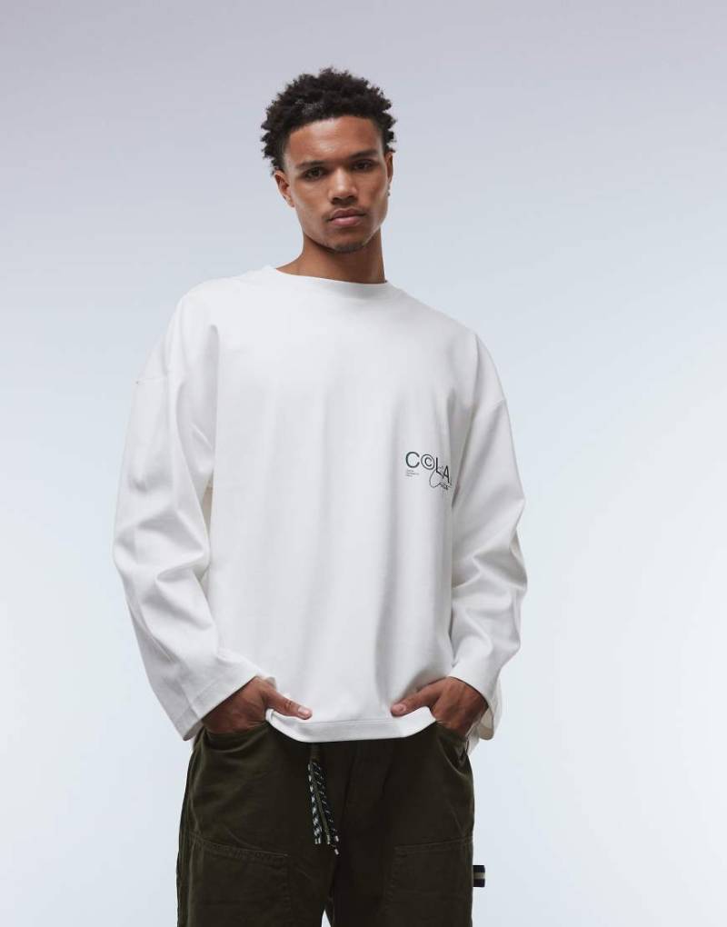 ASOS DESIGN - Langärmliges Oversize-Shirt aus hochwertigem, superschwerem Material in Weiß mit überschnittener Schulter und Text-Grafikprint von ASOS DESIGN