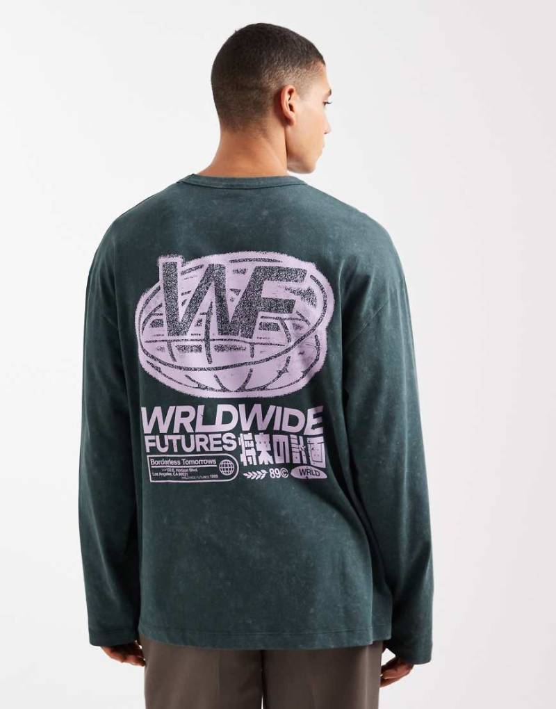 ASOS DESIGN - Langärmliges Oversize-Shirt aus schwerem Stoff in verwaschenem Dunkelgrün mit Rückenprint von ASOS DESIGN