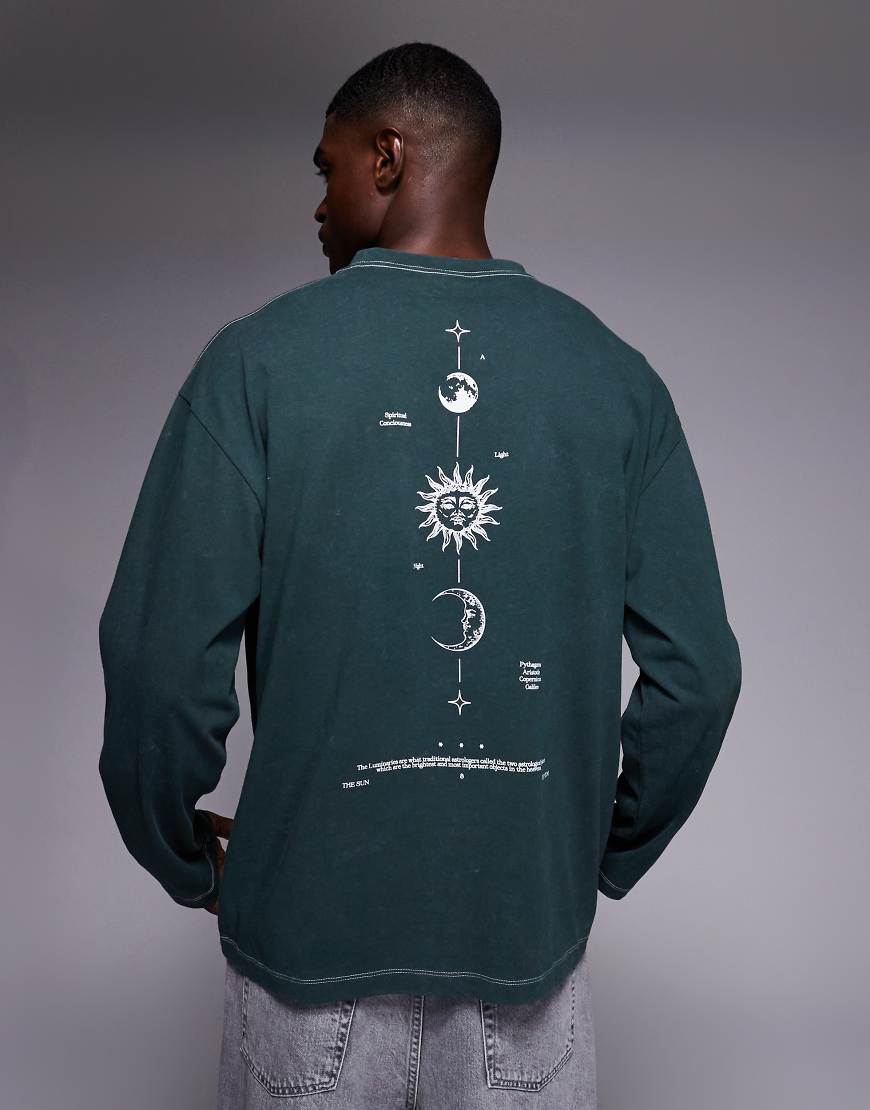 ASOS DESIGN - Langärmliges Oversize-Shirt aus schwerem Stoff in verwaschenem Grün mit Himmelskörper-Print entlang der Wirbelsäule von ASOS DESIGN