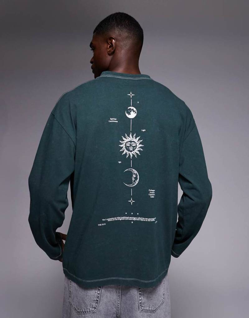 ASOS DESIGN - Langärmliges Oversize-Shirt aus schwerem Stoff in verwaschenem Grün mit Himmelskörper-Print entlang der Wirbelsäule von ASOS DESIGN