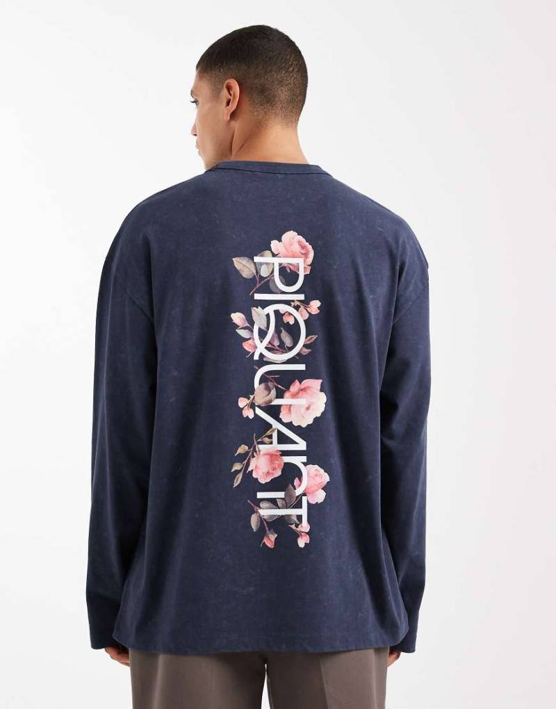 ASOS DESIGN - Langärmliges Oversize-Shirt aus schwerem Stoff in verwaschenem Marineblau mit Blumenprint entlang der Wirbelsäule von ASOS DESIGN