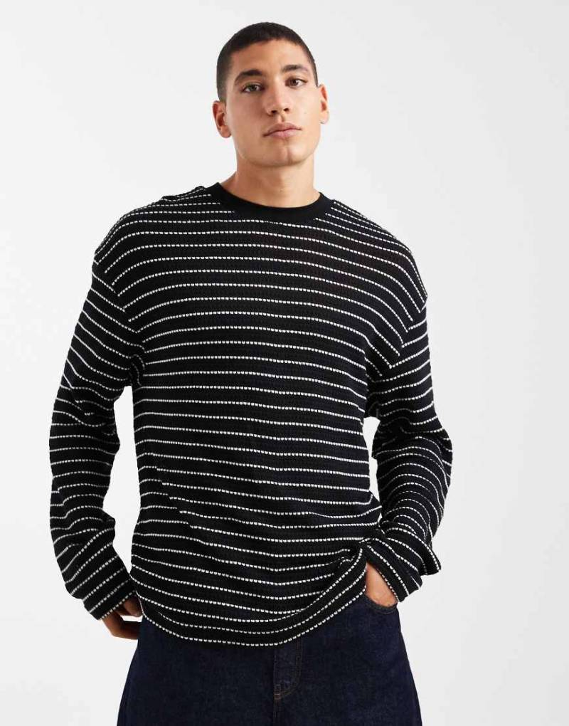 ASOS DESIGN - Langärmliges Oversize-Shirt aus schwerem Stoff mit strukturierten schwarz-weißen Streifen von ASOS DESIGN
