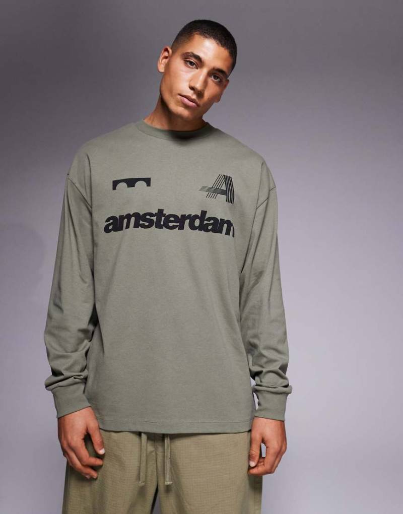 ASOS DESIGN - Langärmliges Oversize-Shirt in Grün mit Aufdruck auf der Brust von ASOS DESIGN