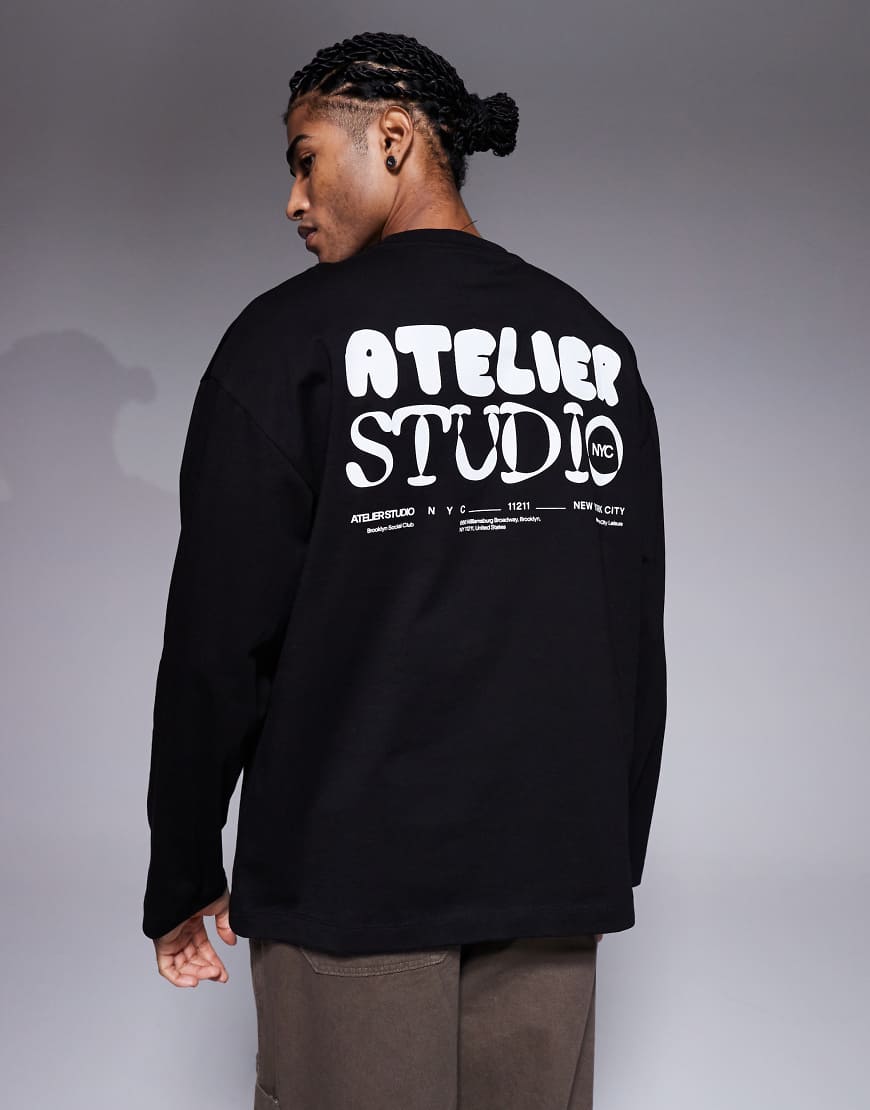 ASOS DESIGN - Langärmliges Oversize-Shirt in Schwarz mit „Atelier Studio"-Grafikprint von ASOS DESIGN