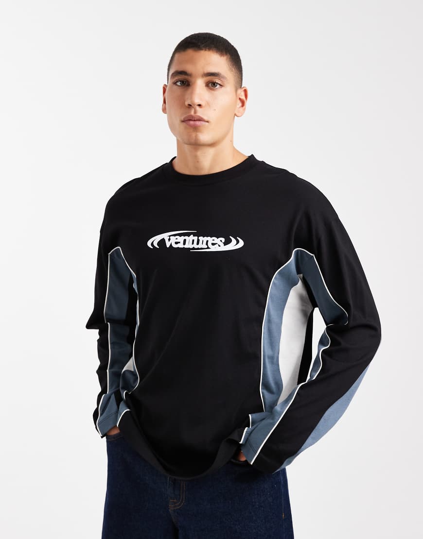 ASOS DESIGN - Langärmliges Oversize-Shirt in Schwarz mit Textprint und abgenähten Einsätzen von ASOS DESIGN