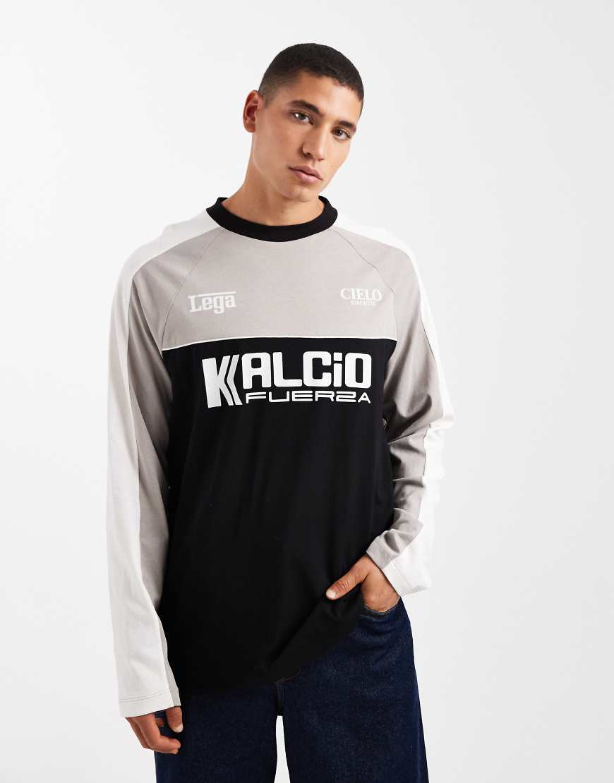 ASOS DESIGN - Langärmliges Oversize-Shirt in Schwarz mit abgenähten Einsätzen und Textprint von ASOS DESIGN