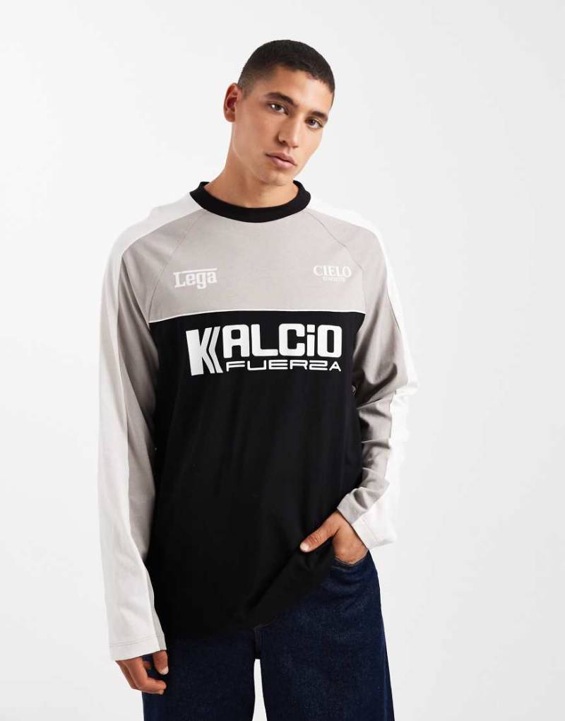 ASOS DESIGN - Langärmliges Oversize-Shirt in Schwarz mit abgenähten Einsätzen und Textprint von ASOS DESIGN