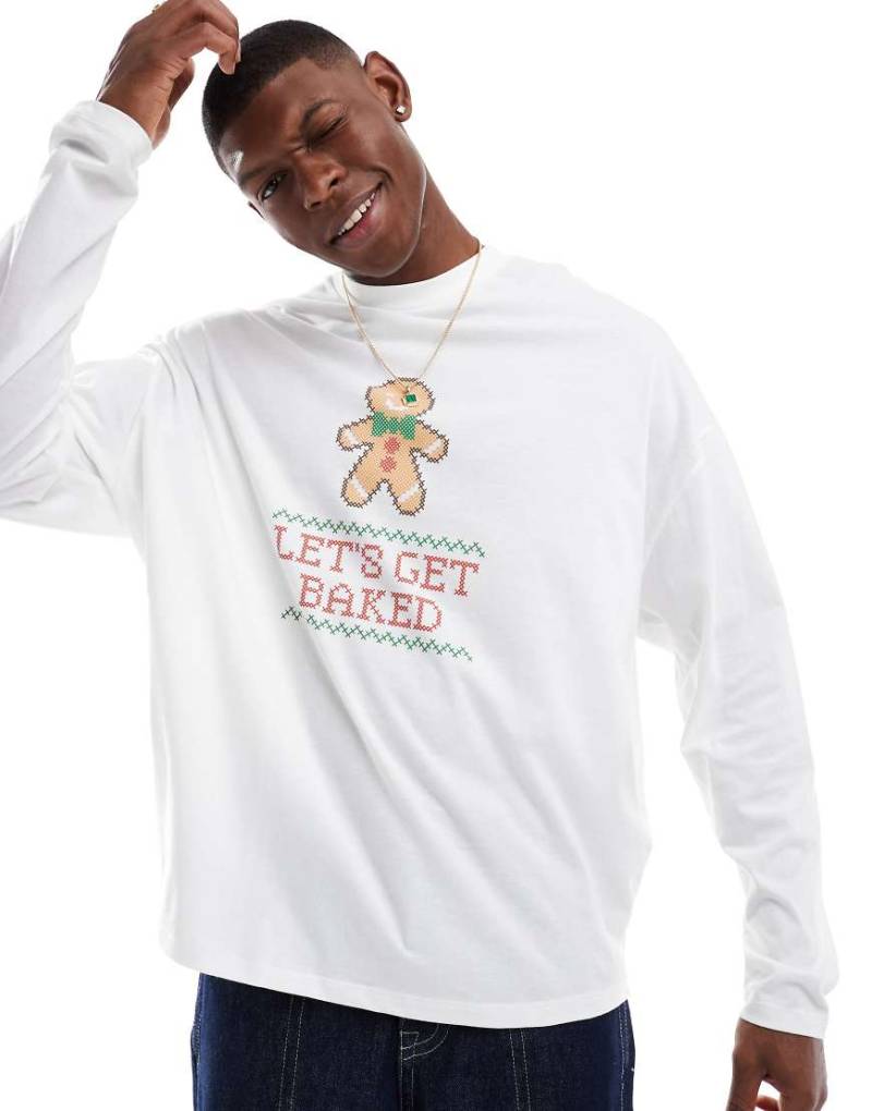 ASOS DESIGN - Langärmliges Oversize-Shirt in Weiß mit weihnachtlichem Grafikprint von ASOS DESIGN