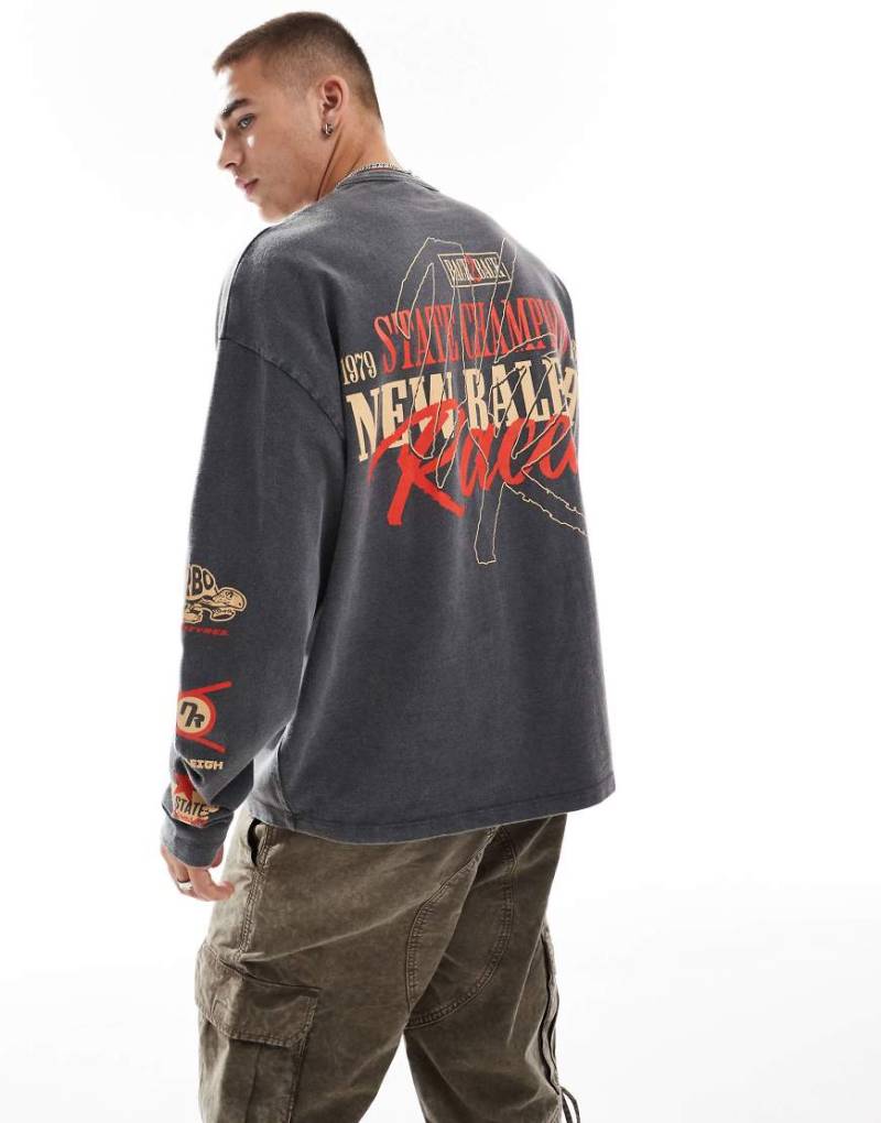 ASOS DESIGN - Langärmliges Oversize-Shirt in verwaschenem Schwarz mit Racing-Print auf Brust und Rücken von ASOS DESIGN