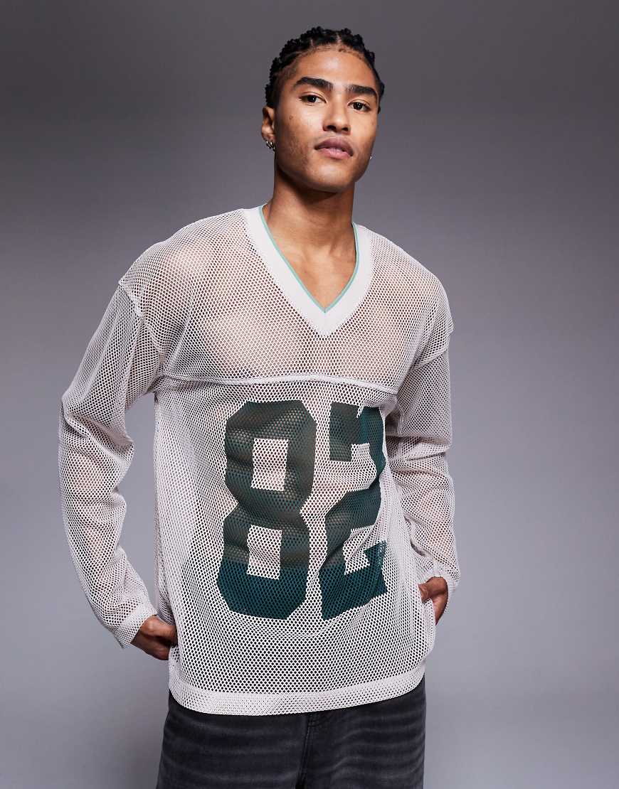 ASOS DESIGN -Langärmliges Oversize-T-Shirt aus offenem Mesh in Beige mit V-Ausschnitt und Sport-Grafikprint-Neutral ASOS DESIGN -Langärmliges Oversize-T-Shirt aus offenem Mesh in Beige mit V-Ausschnitt und Sport-Grafikprint-Neutral von ASOS DESIGN