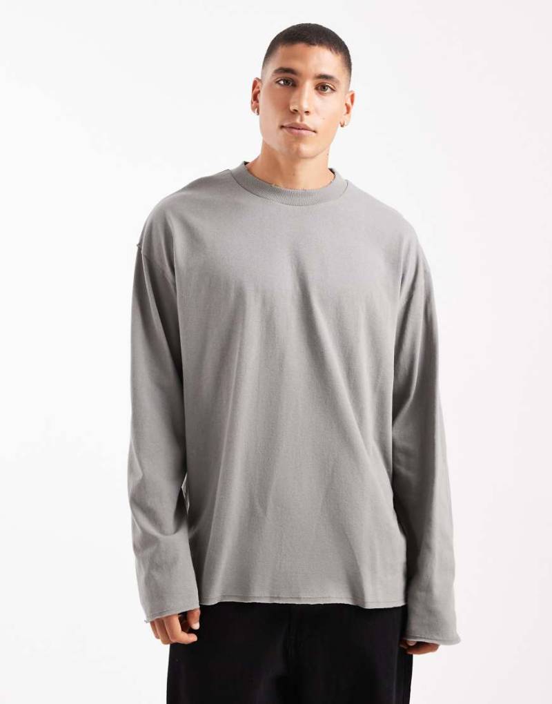 ASOS DESIGN - Langärmliges Oversize-T-Shirt aus schwerem Stoff in Anthrazit mit offenem Saum-Grau von ASOS DESIGN