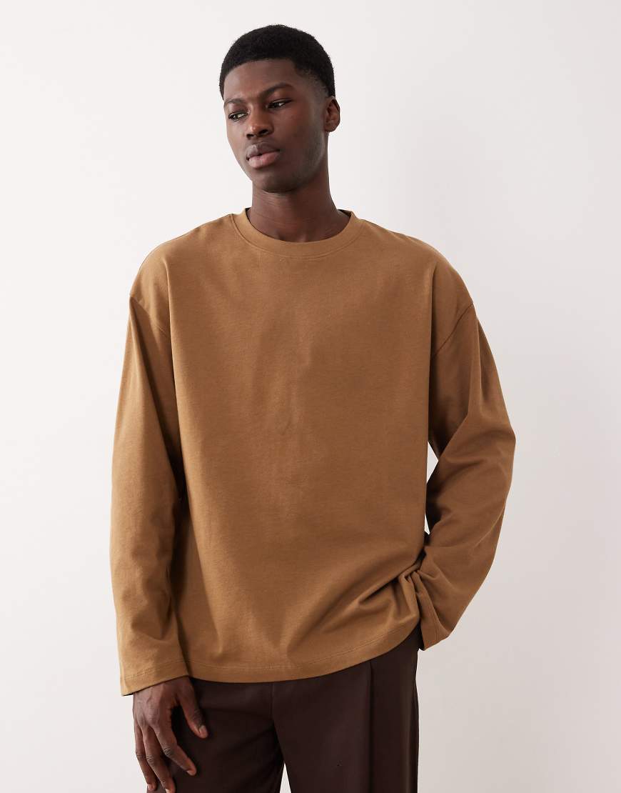 ASOS DESIGN - Langärmliges Oversize-T-Shirt aus schwerem Stoff in Braun-Brown von ASOS DESIGN