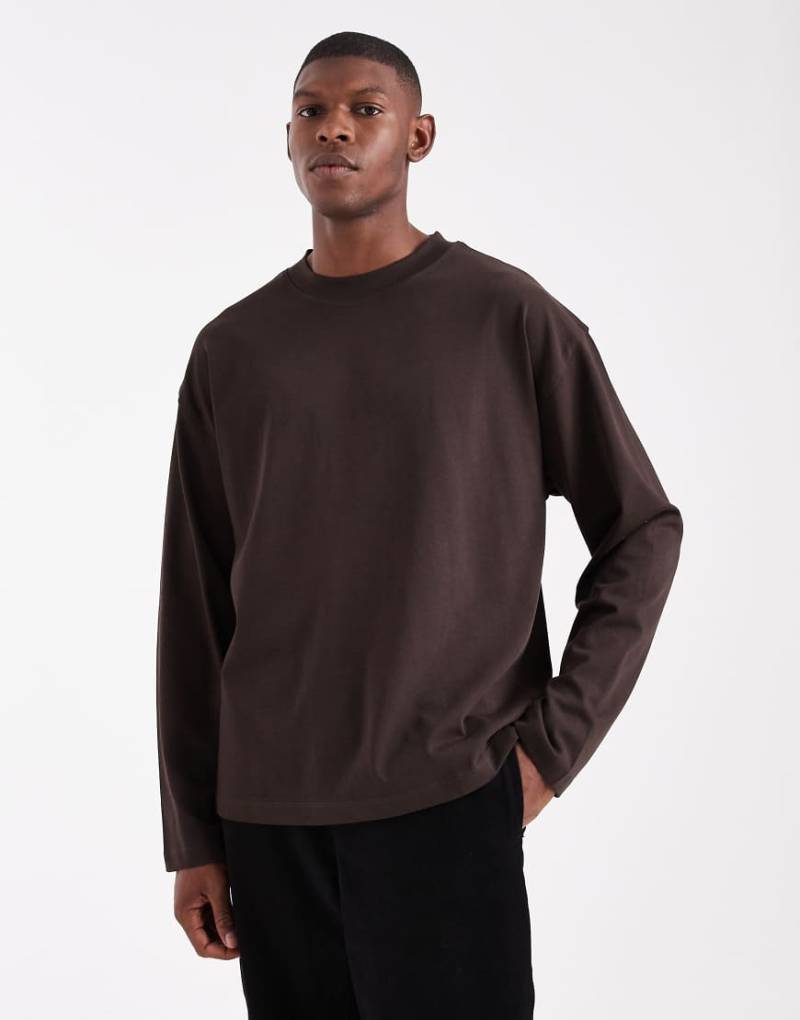 ASOS DESIGN - Langärmliges Oversize-T-Shirt aus schwerem Stoff in Braun-Brown von ASOS DESIGN