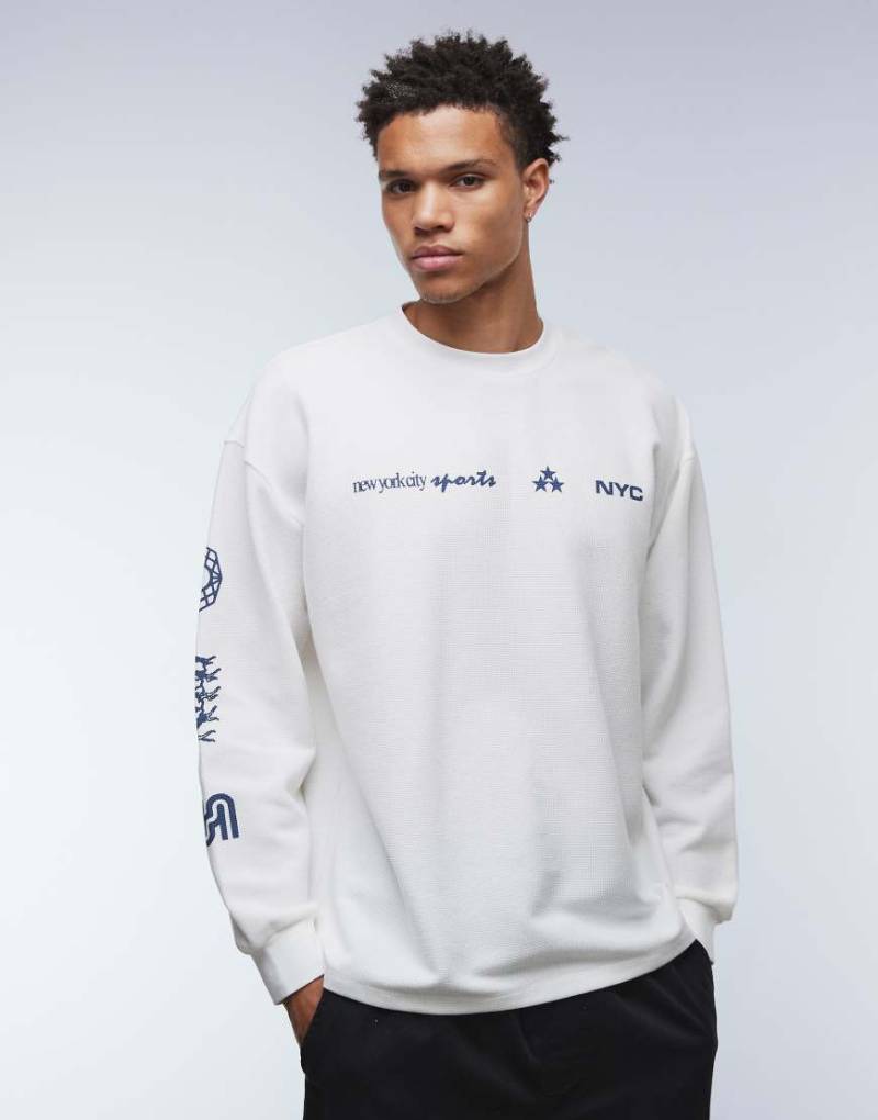 ASOS DESIGN - Langärmliges Oversize-T-Shirt aus schwerem Stoff in Wollweiß mit Waffelstruktur und Straßengrafiken von ASOS DESIGN