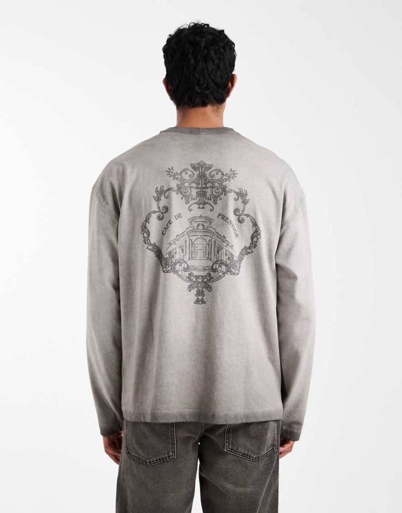 ASOS DESIGN - - Langärmliges Oversize-T-Shirt aus schwerem Stoff in verwaschenem Grau mit Grafikprint am Rücken von ASOS DESIGN