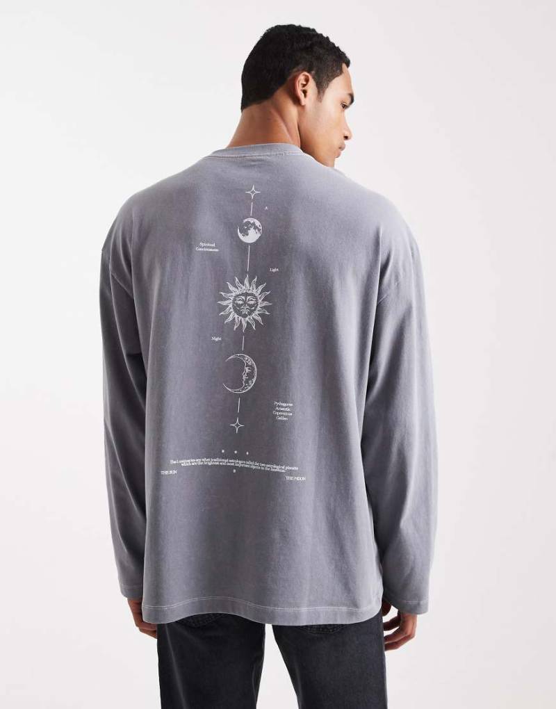ASOS DESIGN - Langärmliges Oversize-T-Shirt aus schwerem Stoff in verwaschenem Grau mit Himmelskörper-Print entlang der Wirbelsäule von ASOS DESIGN