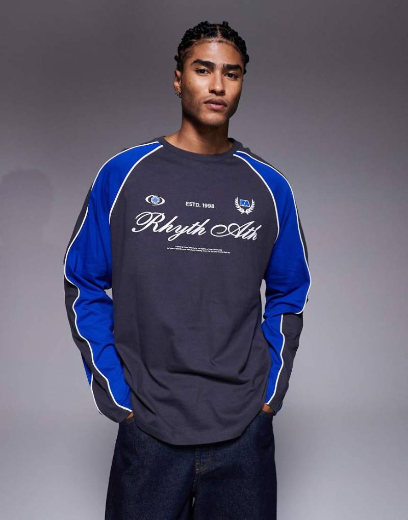 ASOS DESIGN - Langärmliges Oversize-T-Shirt in Anthrazit und Blau mit Bahnendesign und Sport-Grafik-Grau von ASOS DESIGN