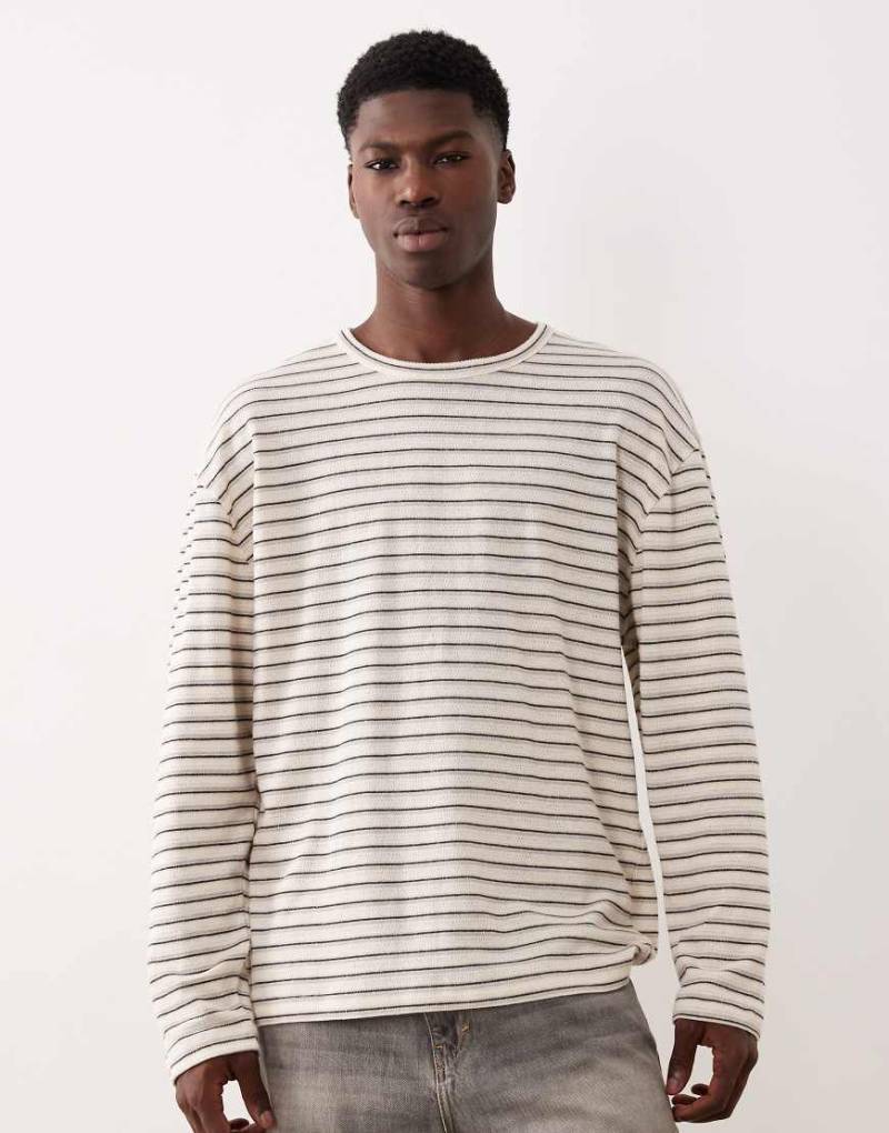 ASOS DESIGN - Langärmliges Oversize-T-Shirt in Creme mit Jacquard-Streifen-Weiß ASOS DESIGN - Langärmliges Oversize-T-Shirt in Creme mit Jacquard-Streifen-Weiß von ASOS DESIGN