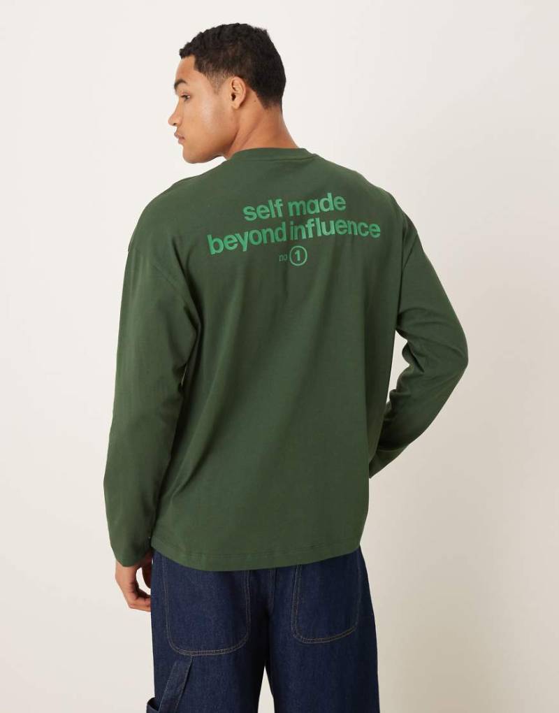 ASOS DESIGN - Langärmliges Oversize-T-Shirt in Dunkelgrün mit farblich abgestimmtem Textprint von ASOS DESIGN