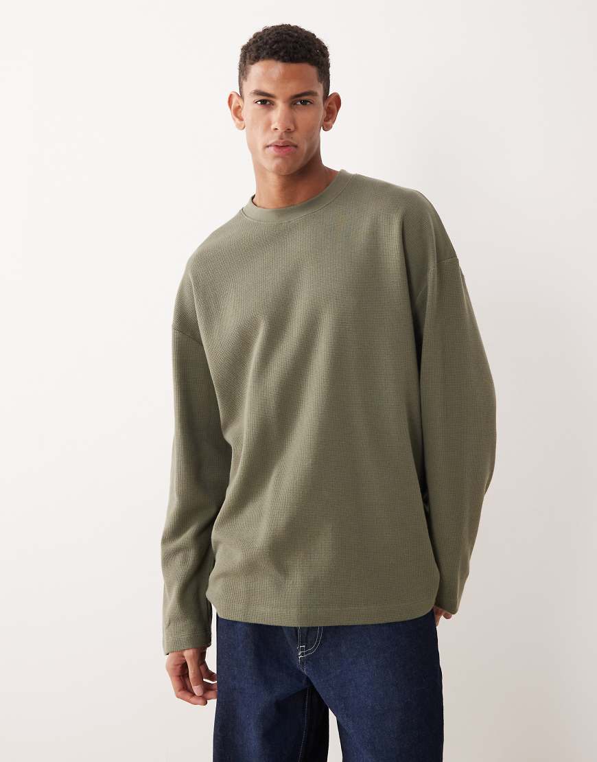 ASOS DESIGN - Langärmliges Oversize-T-Shirt in Khaki mit Waffelstruktur und abfallender Schulterpartie-Grün von ASOS DESIGN