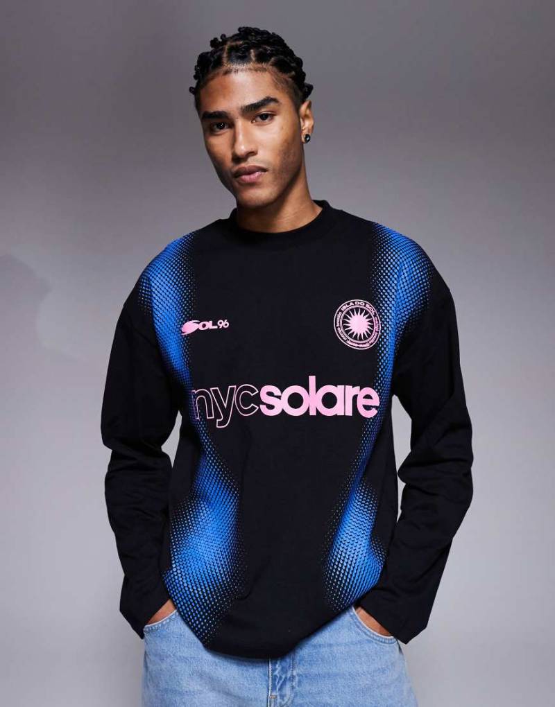 ASOS DESIGN - Langärmliges Oversize-T-Shirt in Schwarz mit Grafik im Fußball-Stil von ASOS DESIGN