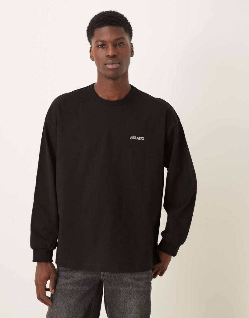 ASOS DESIGN - Langärmliges Oversize-T-Shirt in Schwarz mit Stickerei auf der Brust von ASOS DESIGN