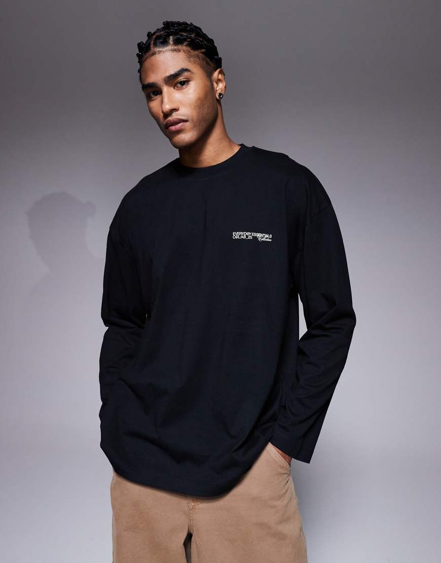ASOS DESIGN - Langärmliges Oversize-T-Shirt in Schwarz mit Text-Print auf der Brust von ASOS DESIGN