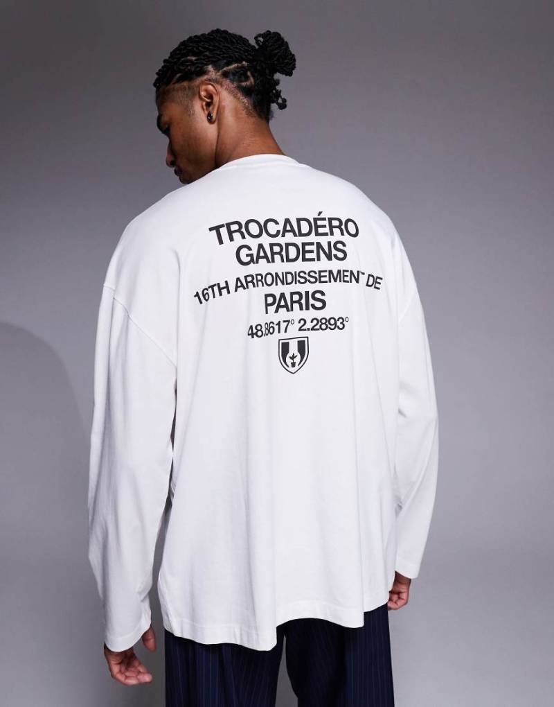 ASOS DESIGN - Langärmliges Oversize-T-Shirt in Weiß mit City-Motivprint von ASOS DESIGN