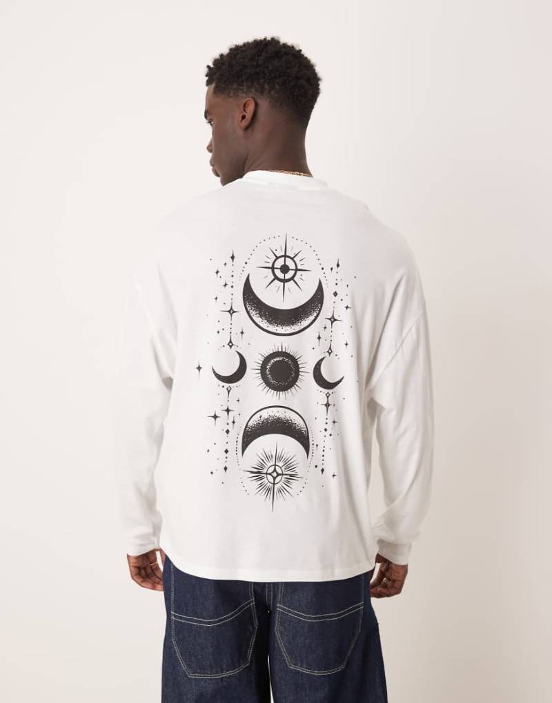 ASOS DESIGN - Langärmliges Oversize-T-Shirt in Weiß mit Himmelskörper-Print hinten von ASOS DESIGN