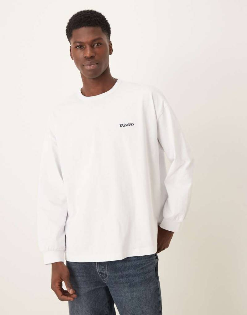 ASOS DESIGN - Langärmliges Oversize-T-Shirt in Weiß mit Stickerei von ASOS DESIGN