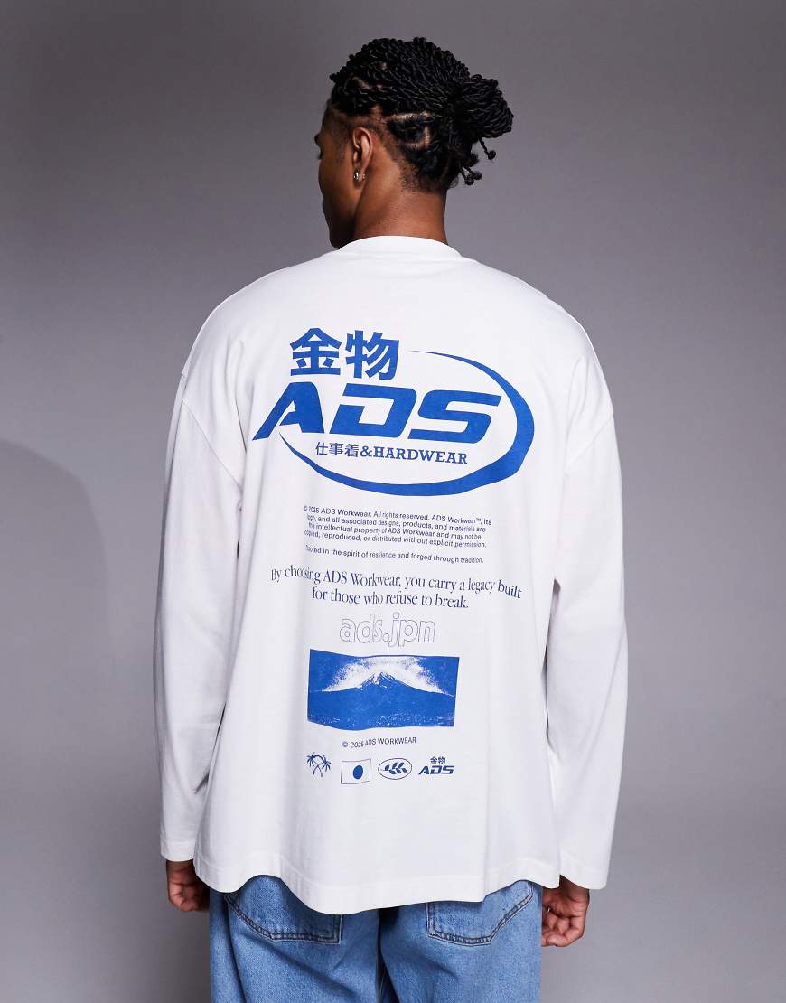 ASOS DESIGN - Langärmliges Oversize-T-Shirt in Weiß mit Straßen-Grafikprint von ASOS DESIGN