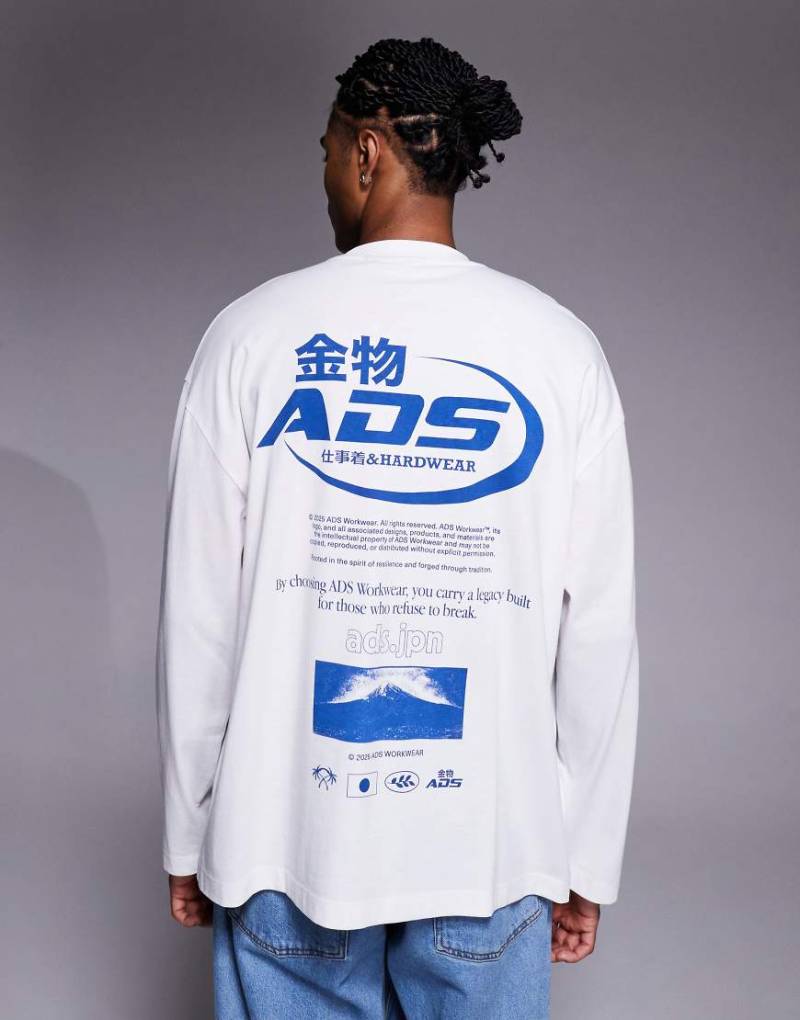 ASOS DESIGN - Langärmliges Oversize-T-Shirt in Weiß mit Straßen-Grafikprint von ASOS DESIGN