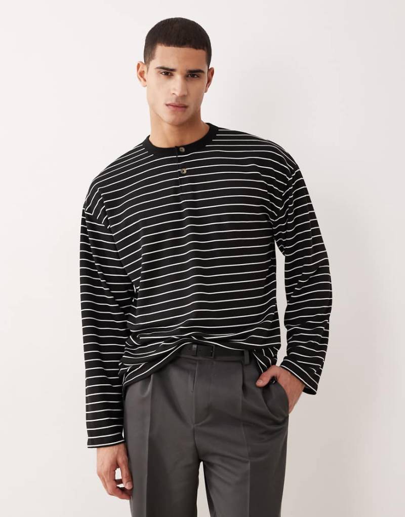 ASOS DESIGN - Langärmliges Oversize-T-Shirt in Weiß und Schwarz gestreift mit Henley-Ausschnitt von ASOS DESIGN