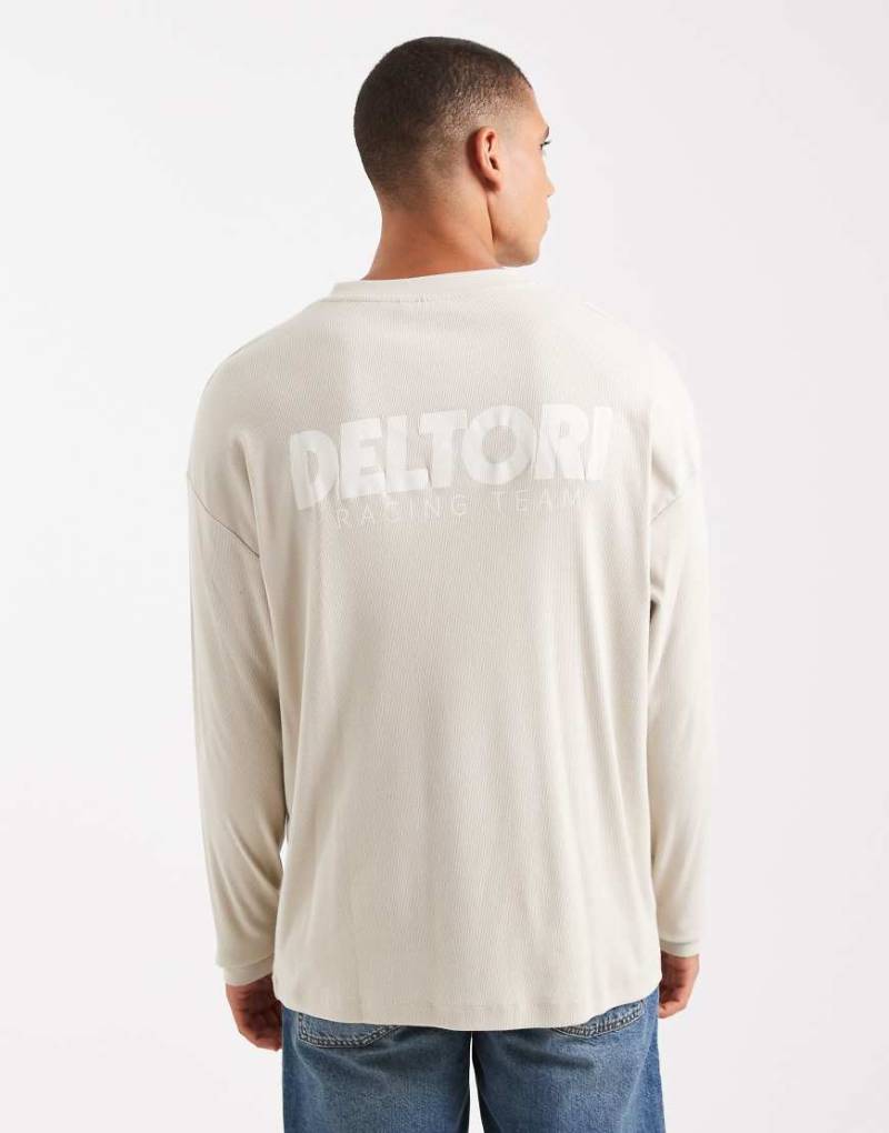 ASOS DESIGN - Langärmliges Oversize-T-Shirt mit Textgrafik in Beige und Rippstruktur-Neutral von ASOS DESIGN