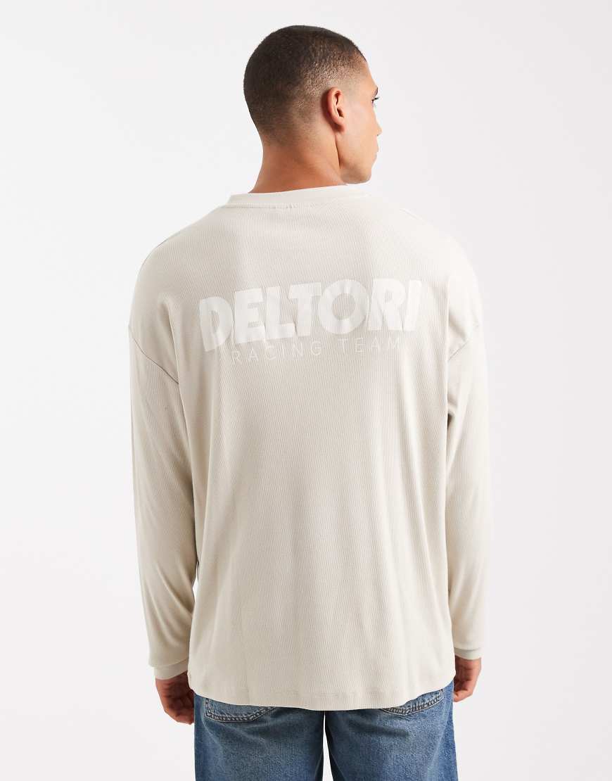 ASOS DESIGN - Langärmliges Oversize-T-Shirt mit Textgrafik in Beige und Rippstruktur-Neutral von ASOS DESIGN