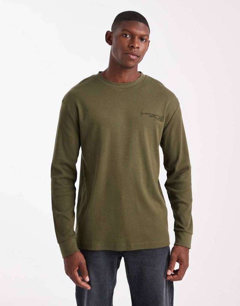 ASOS DESIGN - Langärmliges T-Shirt in Khaki mit Textgrafik und Rippstruktur-Grün von ASOS DESIGN