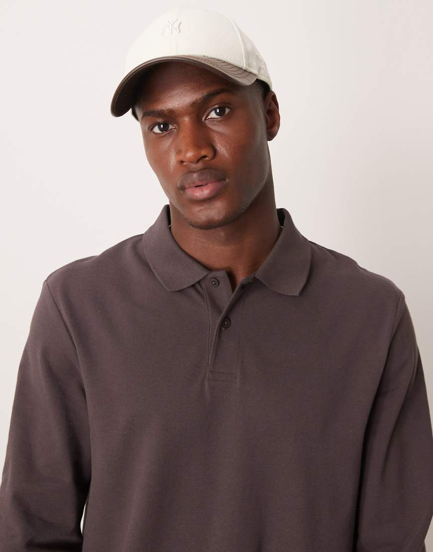 ASOS DESIGN - Langärmliges Pikee-Polohemd in Braun ASOS DESIGN - Langärmliges Pikee-Polohemd in Braun von ASOS DESIGN