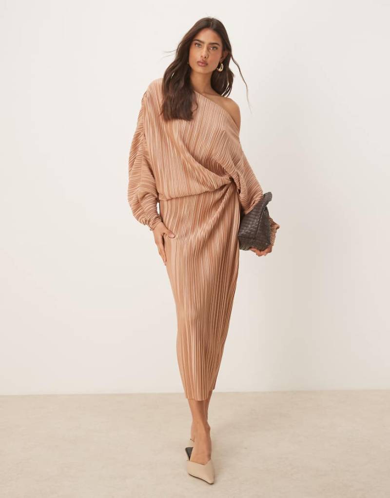 ASOS DESIGN - Langärmliges Plissee-Midikleid in Karamell mit abfallender Schulterpartie-Braun von ASOS DESIGN