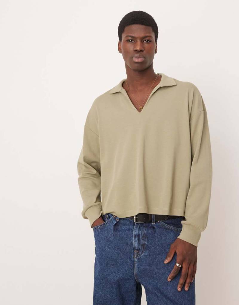 ASOS DESIGN - Kastiges langärmliges Oversize-Poloshirt aus schwerem Stoff in Khaki-Grün von ASOS DESIGN