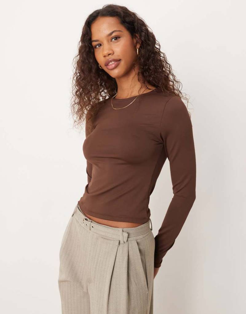 ASOS DESIGN - Langärmliges Polyamid-Oberteil in Braun-Brown von ASOS DESIGN