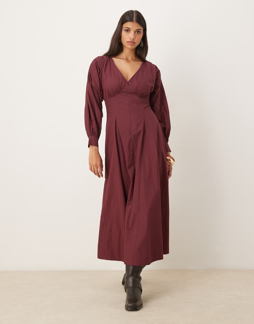ASOS DESIGN - Langärmliges Popeline-Maxikleid in Burgunderrot mit V-Ausschnitt von ASOS DESIGN