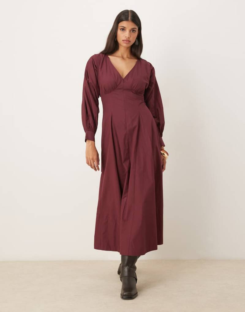 ASOS DESIGN - Langärmliges Popeline-Maxikleid in Burgunderrot mit V-Ausschnitt von ASOS DESIGN