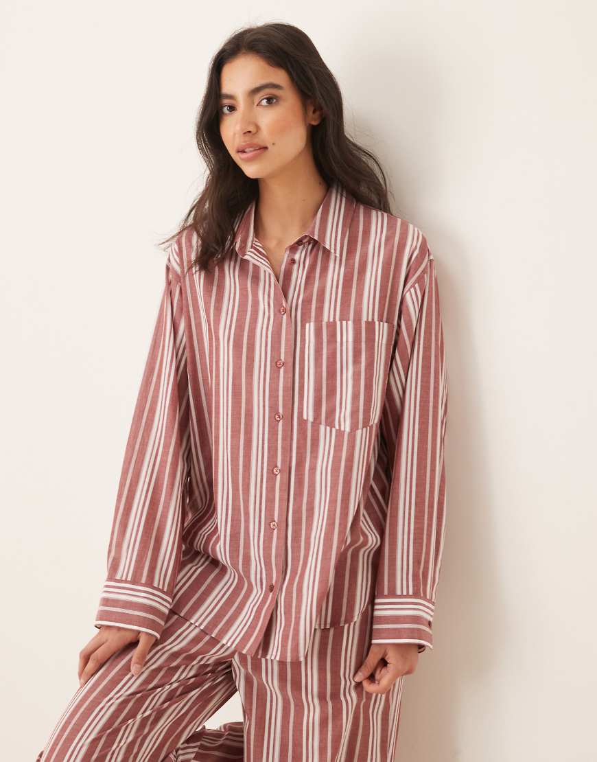 ASOS DESIGN - Langärmliges, leichtes Pyjama-Hemd aus Webstoff in Rot und Weiß gestreift von ASOS DESIGN