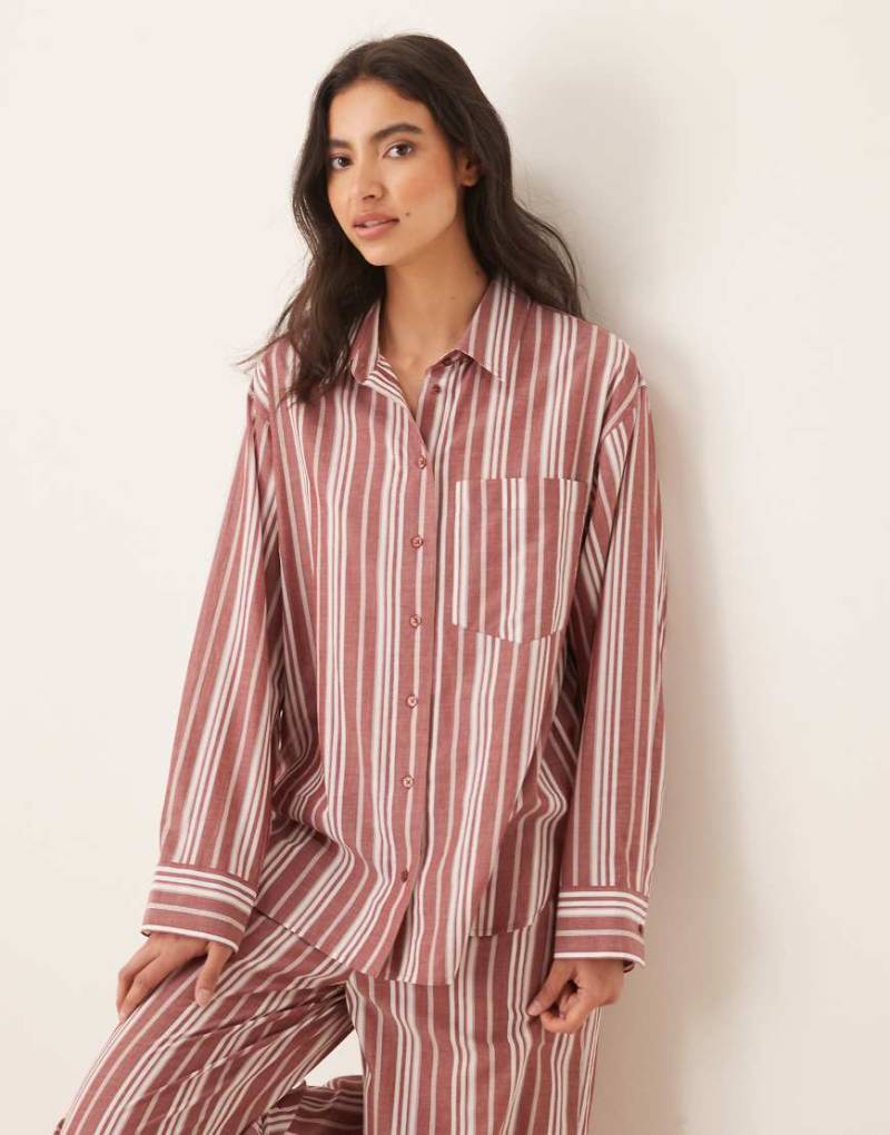 ASOS DESIGN - Langärmliges, leichtes Pyjama-Hemd aus Webstoff in Rot und Weiß gestreift von ASOS DESIGN