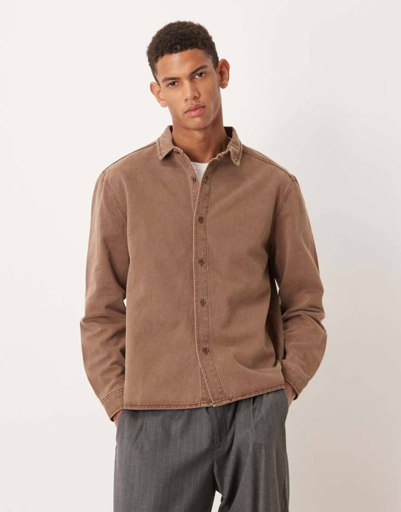 ASOS DESIGN - Langärmliges Regular-Fit-Hemd in verwaschenem Braun-Brown von ASOS DESIGN