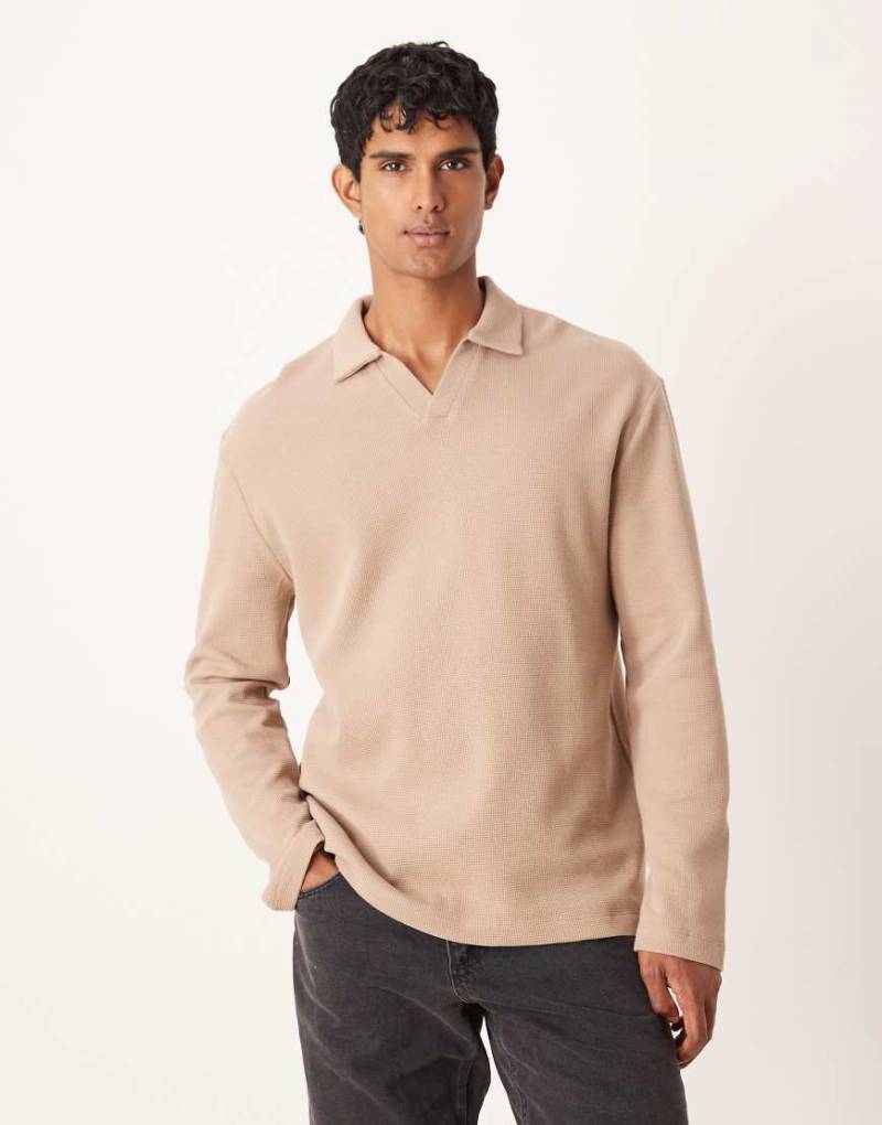 ASOS DESIGN - Langärmliges Relaxed-Fit-Polohemd in Beige mit Waffelstruktur-Brown ASOS DESIGN - Langärmliges Relaxed-Fit-Polohemd in Beige mit Waffelstruktur-Brown von ASOS DESIGN