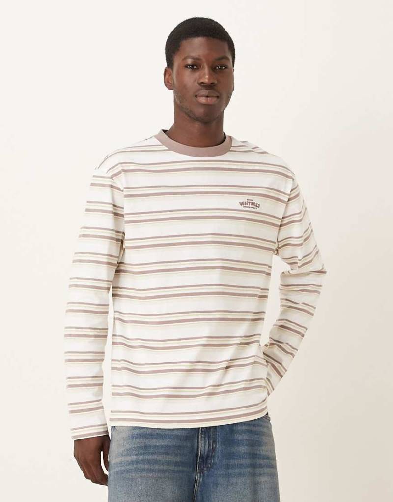 ASOS DESIGN - Langärmliges Relaxed Fit Shirt in Weiß mit beigen Streifen und Text-Grafik-Bunt von ASOS DESIGN
