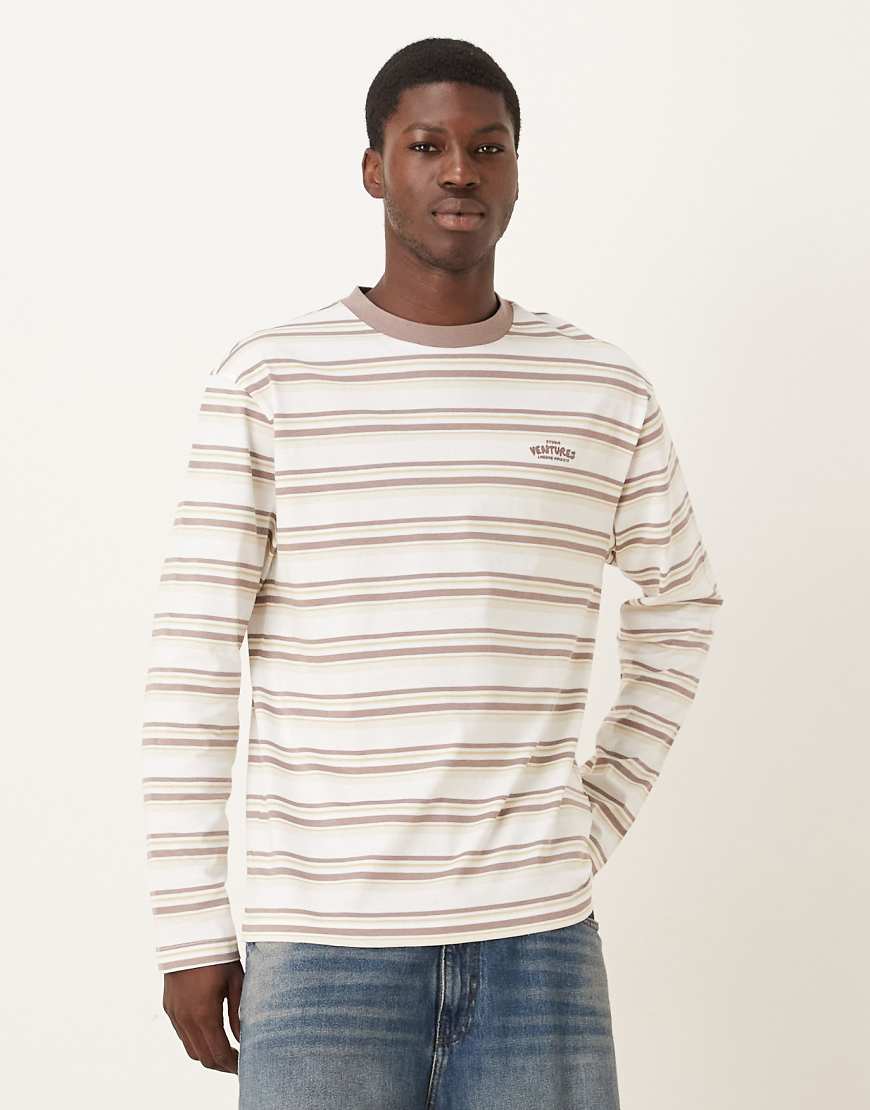 ASOS DESIGN - Langärmliges Relaxed Fit Shirt in Weiß mit beigen Streifen und Text-Grafik-Bunt von ASOS DESIGN