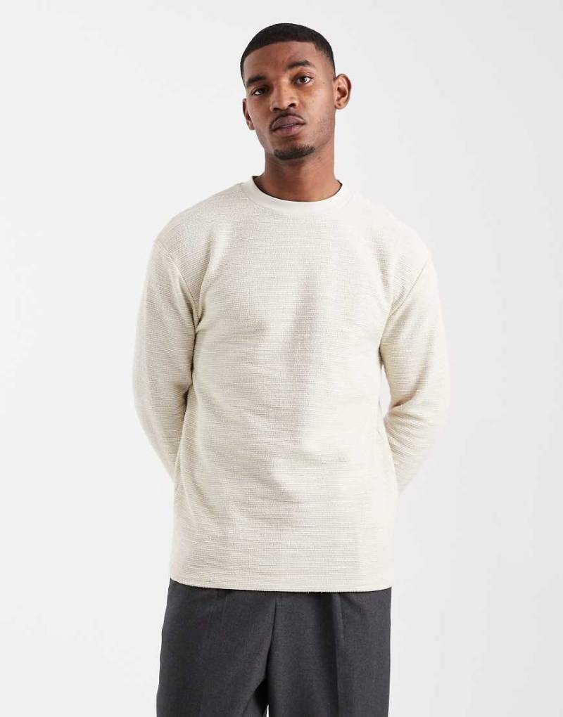 ASOS DESIGN - Langärmliges Relaxed-Fit-T-Shirt aus Bouclé in Beige-Neutral von ASOS DESIGN